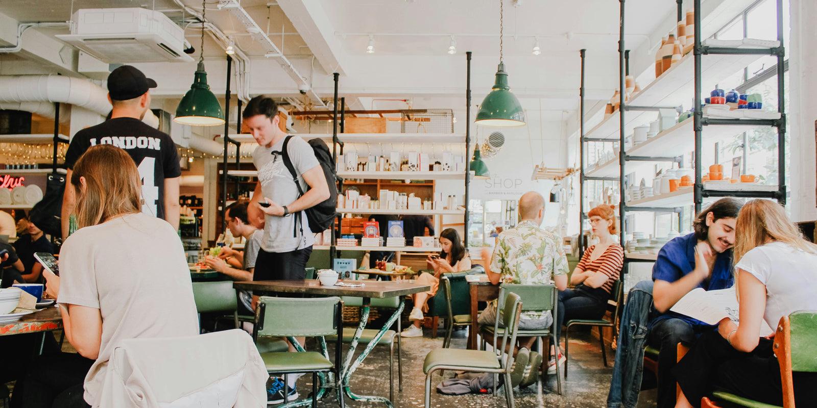 Cafécore woontrend: de gezelligheid van je favoriete koffiebar bij jou thuis - Happlify